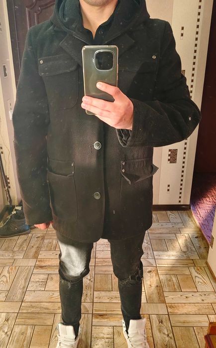 Чорне чоловіче пальто