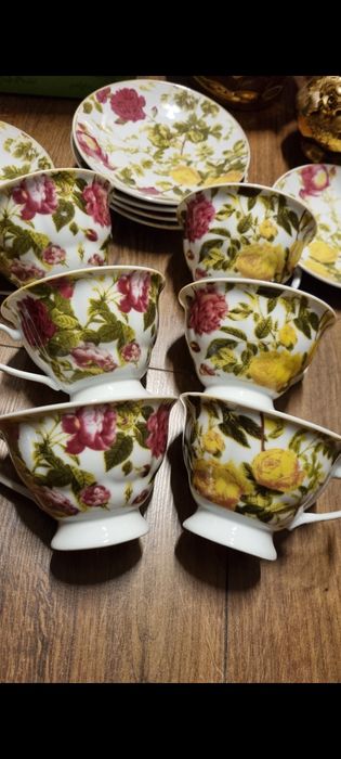 Komplet sześciu filiżanek z talerzykami