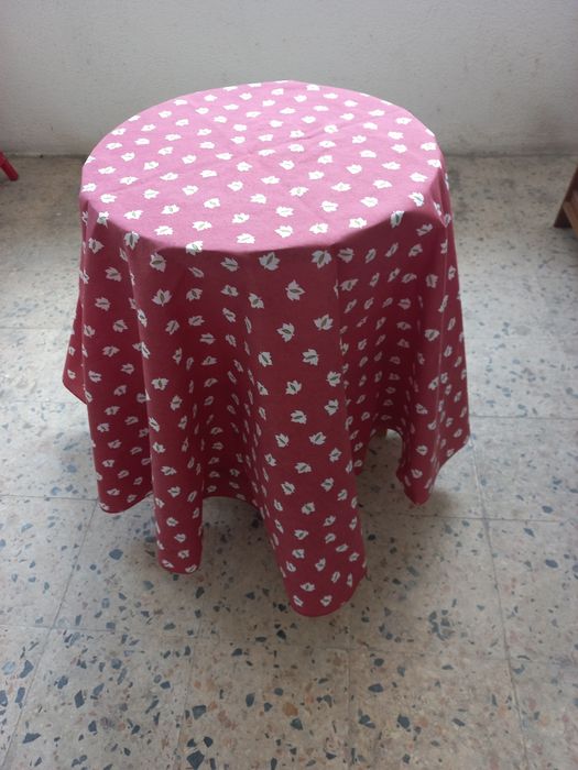 Toalha de mesa bordeau com folhas brancas em poliamida