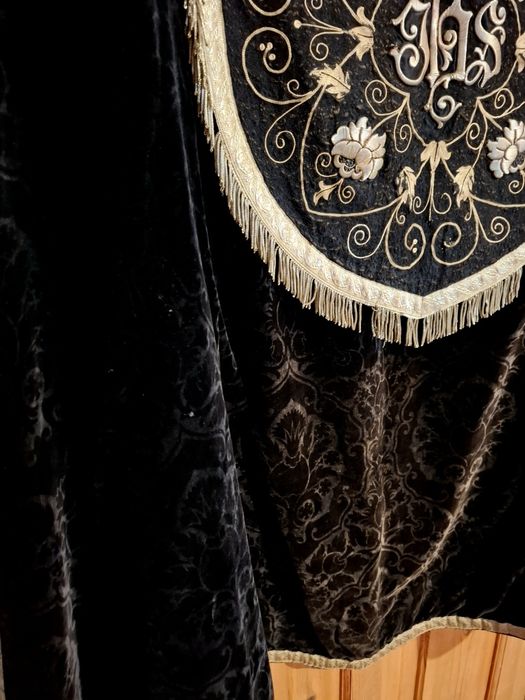 Zabytkowa kapa liturgiczna ze stułą – bogata ornamentyka, unikat