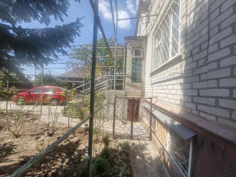 Крепкий жилой дом.