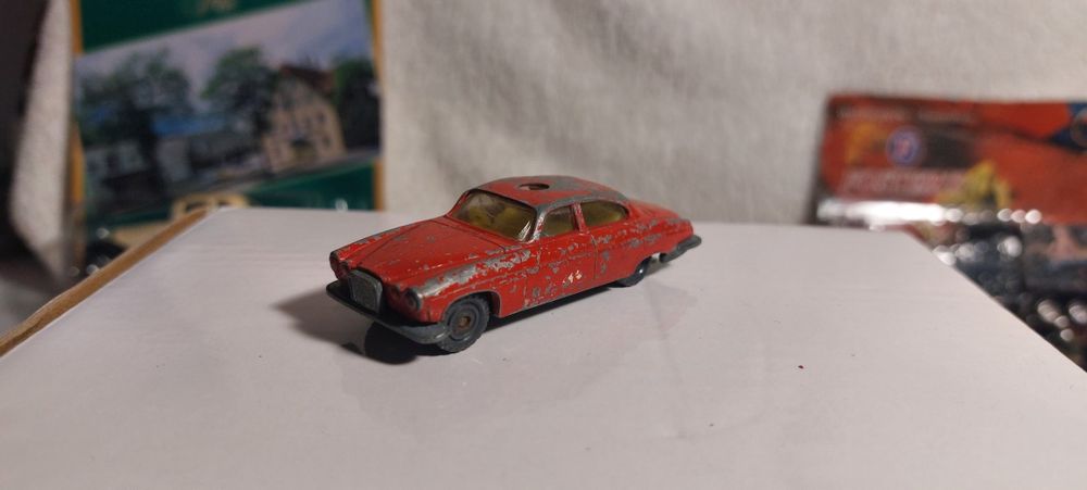 Zabytkowy samochód zabawkowy Husky Jaguar MK. 10 z 1965 r