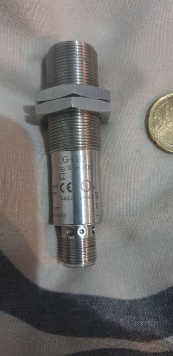 Sensore de reflexão difusa com supressão de fundo IFM