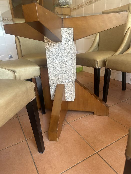 Mesa com tampi de vidro e seis cadeiras