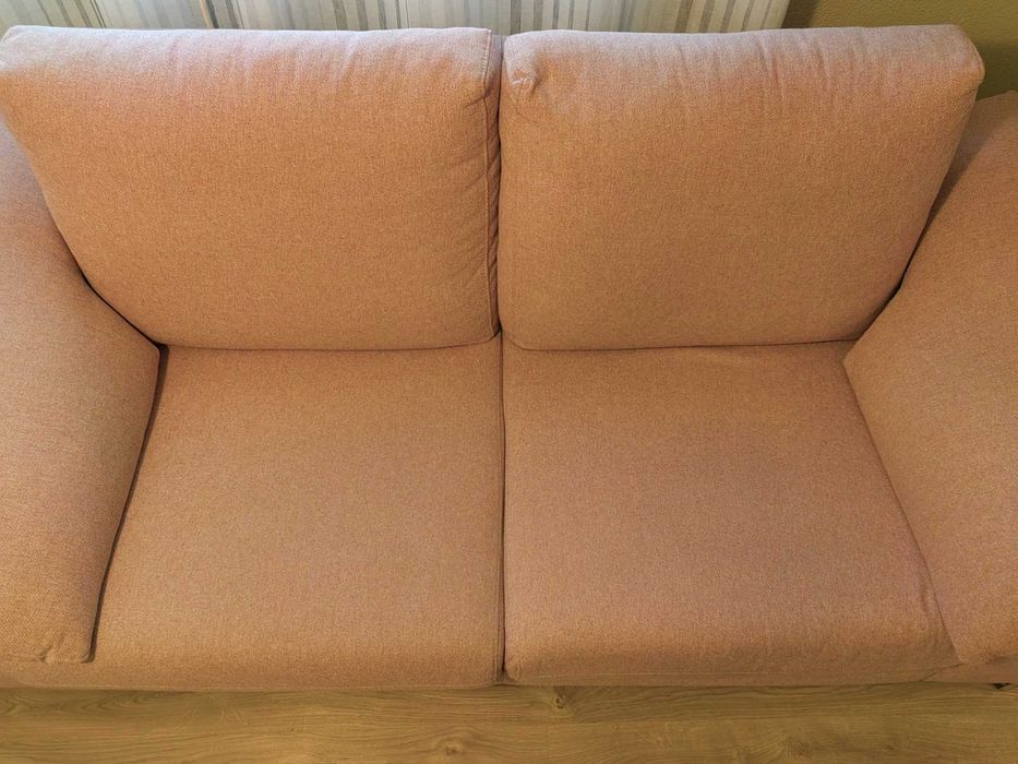 Sofá rosa bonito e confortável