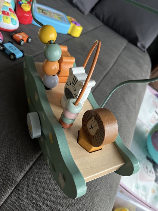 Drewniany sprter z koralikami i elementem