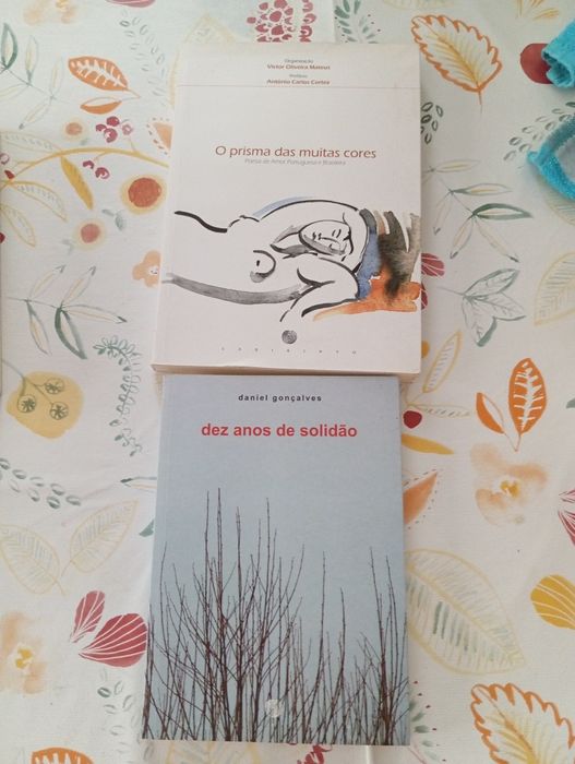 Vendo 2 livros de poesia de autores diferentes.