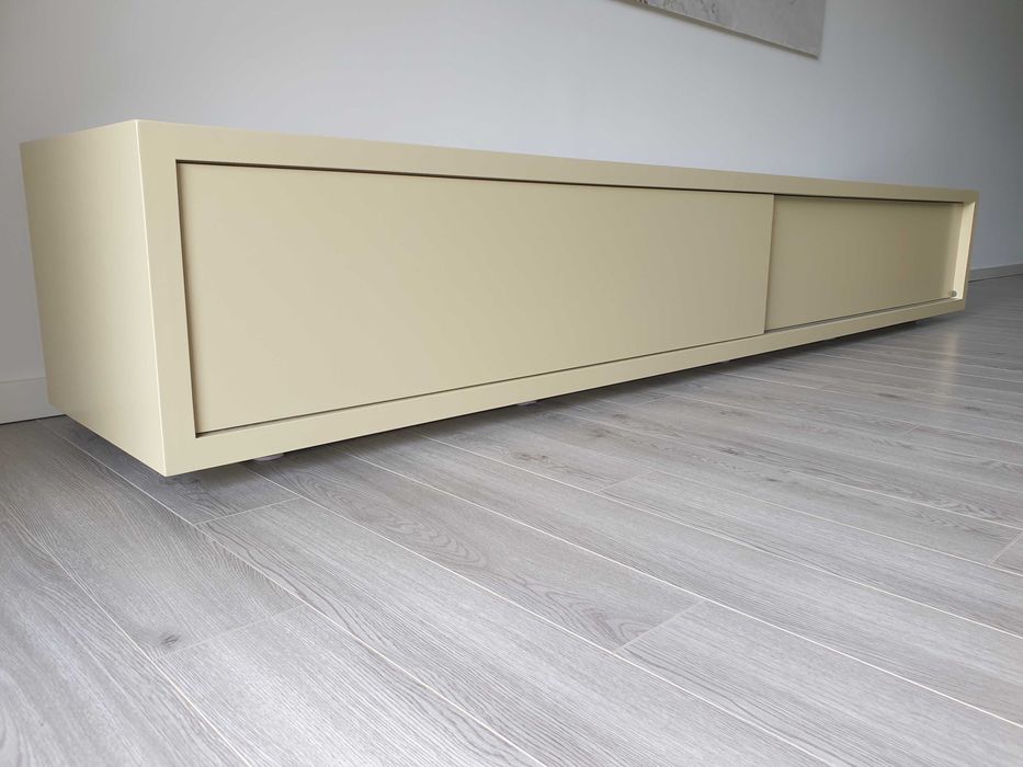 Móvel de TV de perfil baixo bege/creme mate com 2 portas de correr
