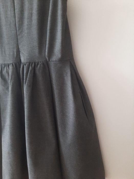 Szara sukienka, bardzo dobrze skrojona i uszyta, styl Old Money