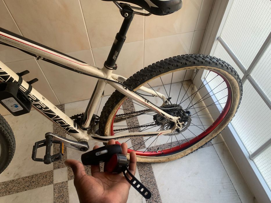 Bike pouco utilizado roda 29 com luzes