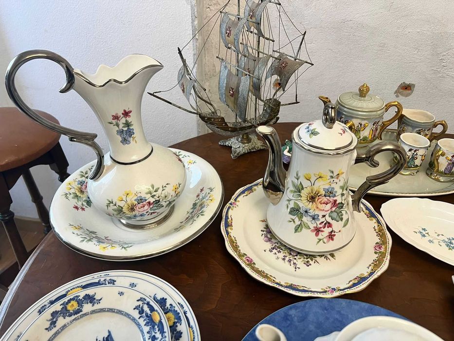 Lote Exclusivo de Porcelanas Finas e Cristais – Estado Impecável