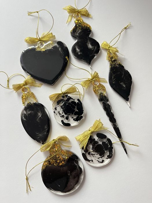 Набір ялинкових прикрас з епоксидної смоли.