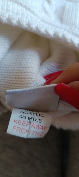 Sweterek plus czapka.