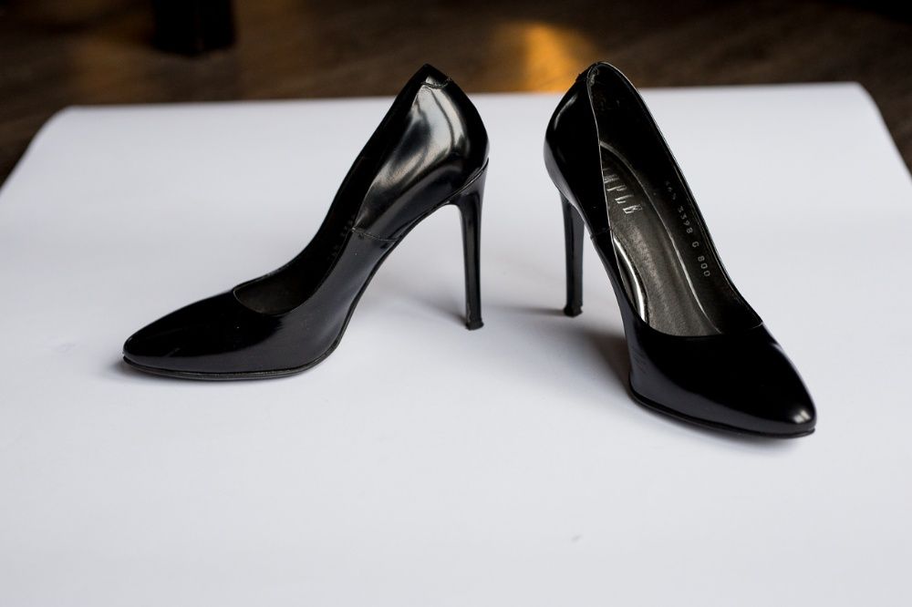 Szpilki damskie marki SIMPLE czarne lakierowane 36 i 1/2 jak NOWE !
