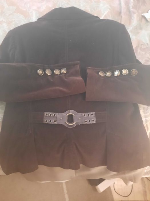 Casaco de bombazine de veludo, cintado de Alba Conde