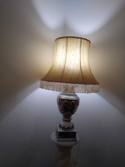 Antigo e belo candeeiro de mesa com abajour em fina porcelana