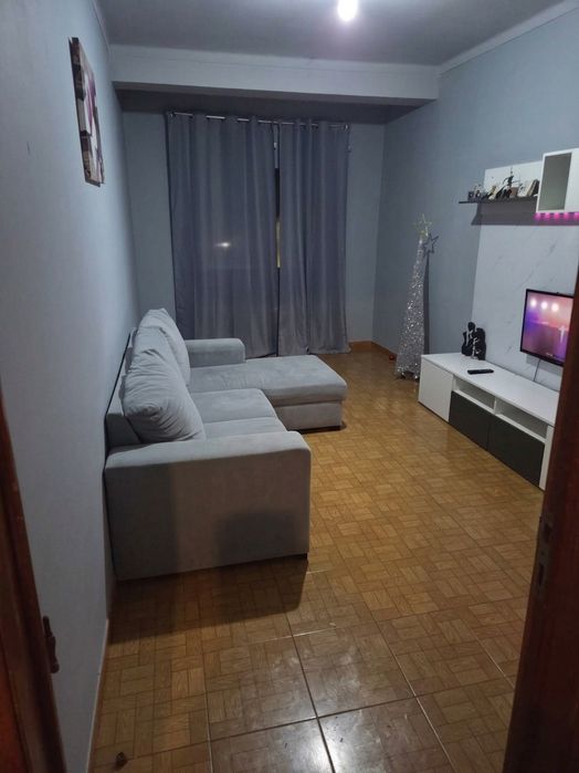 Arrendamento - T2 - Vale da Amoreira – Por trás do Centro Comercial da Zona F (ao lado das moradias)