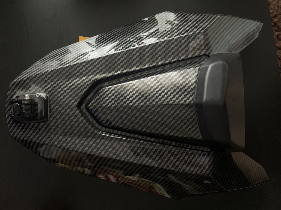 Peça para cobrir o banco de trás CBR650R