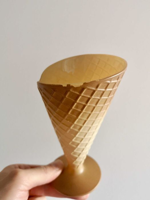 Conjunto de taças (x 3) em forma de cone de gelado, dos anos 80