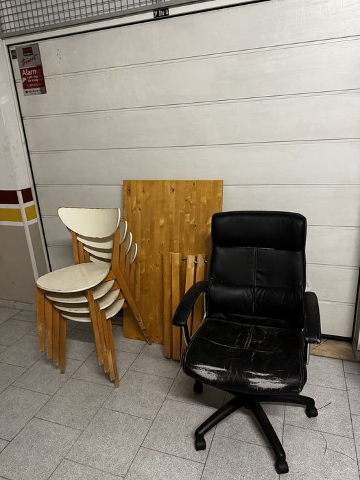 Conjunto mesa e cadeiras + cadeira de escritório.