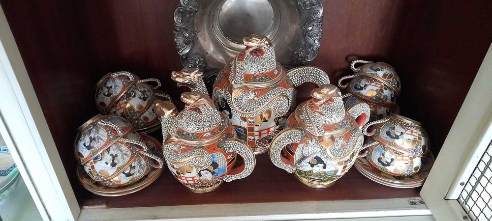 Vendo serviços de chá e café