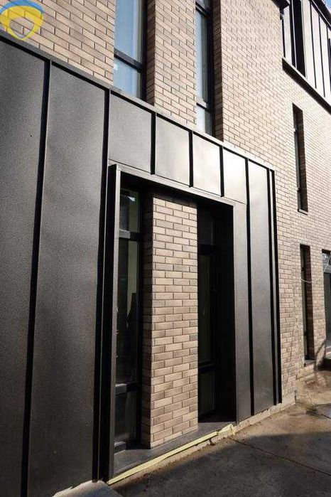 Продам фасадну окрему будівлю з власною теріторією