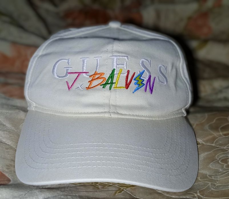 Кепка бежева Guess J balvin з регулюванням розміру. Аксесуар.