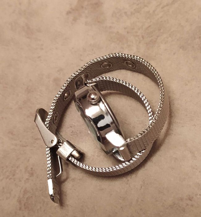 Damski zegarek z bransoletką.