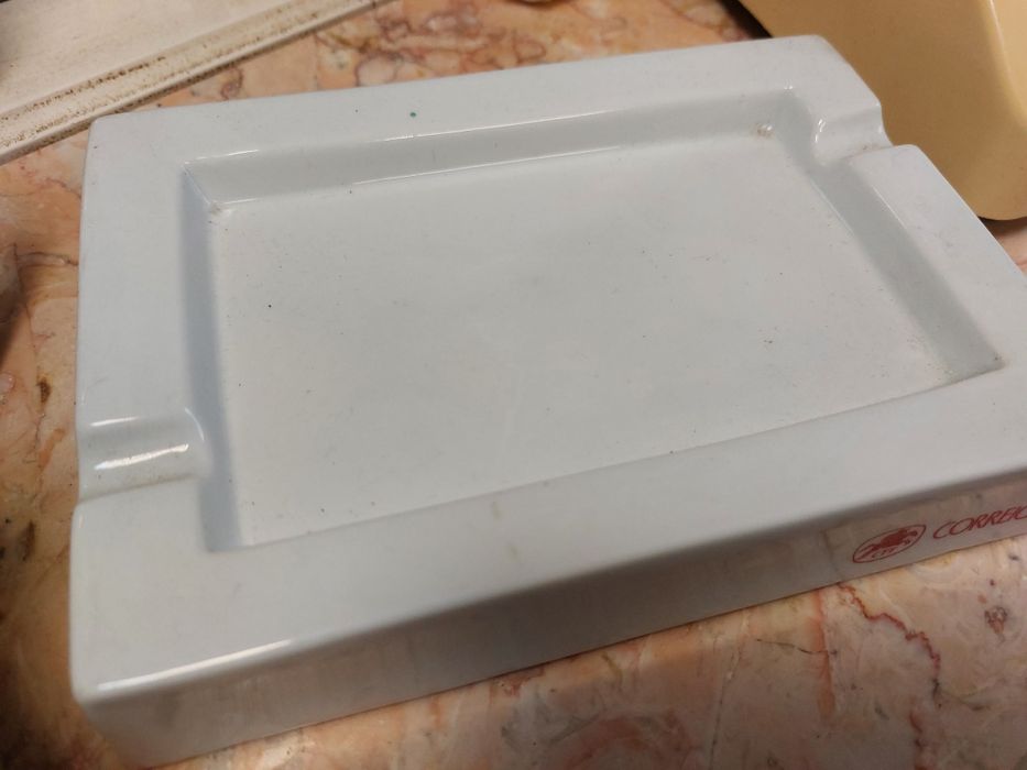 Cinzeiro em porcelana com publicidade alusiva aos ctt