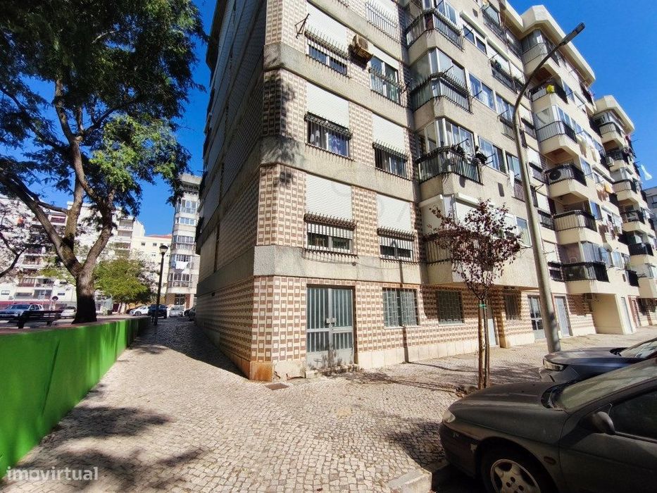 Espaço comercial, com saída direta para a rua, junto ao Jardim de V...