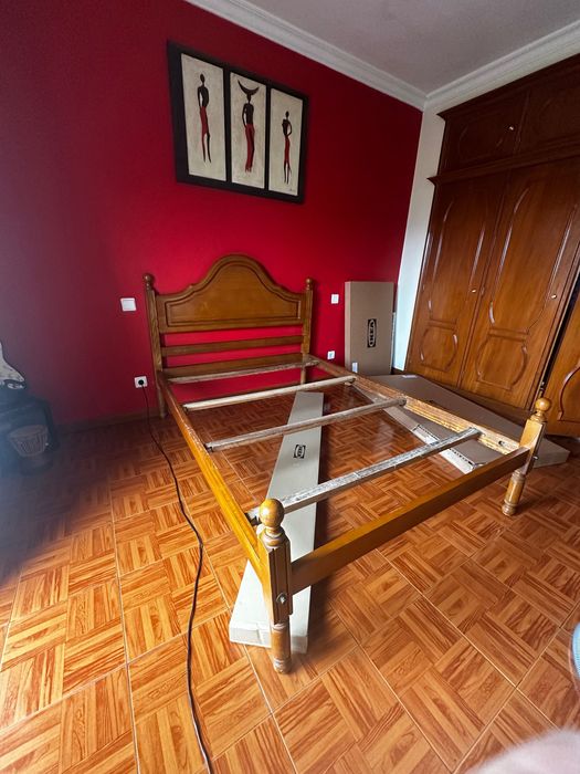 Quarto de Casal Completo: Cama 130x 190 + Colchão + Estrado + 2 Mesinhas (C/ Entrega)