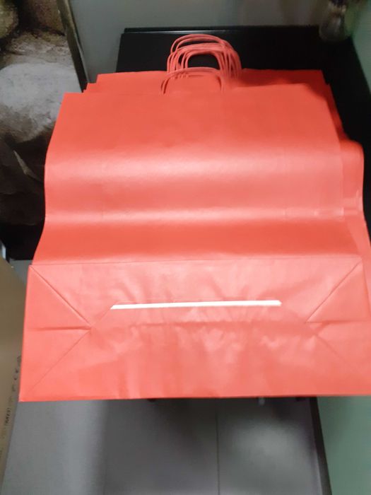 Saco de papel com asa torcida