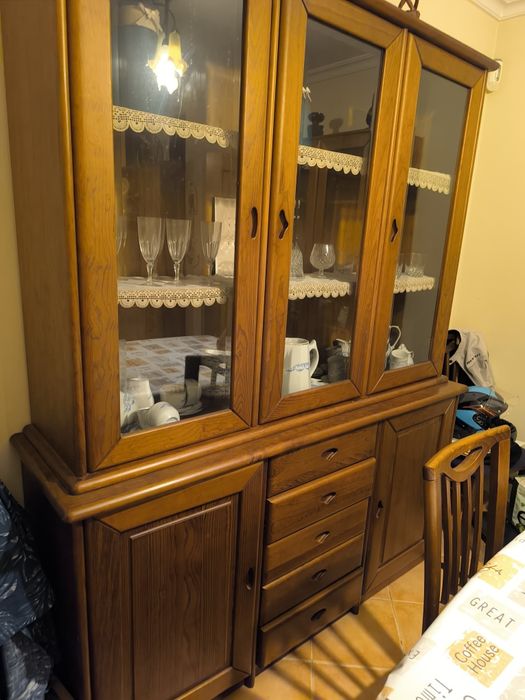 Vitrine Pinho Tratado com 3 Portas e Prateleiras de Vidro – Bom est