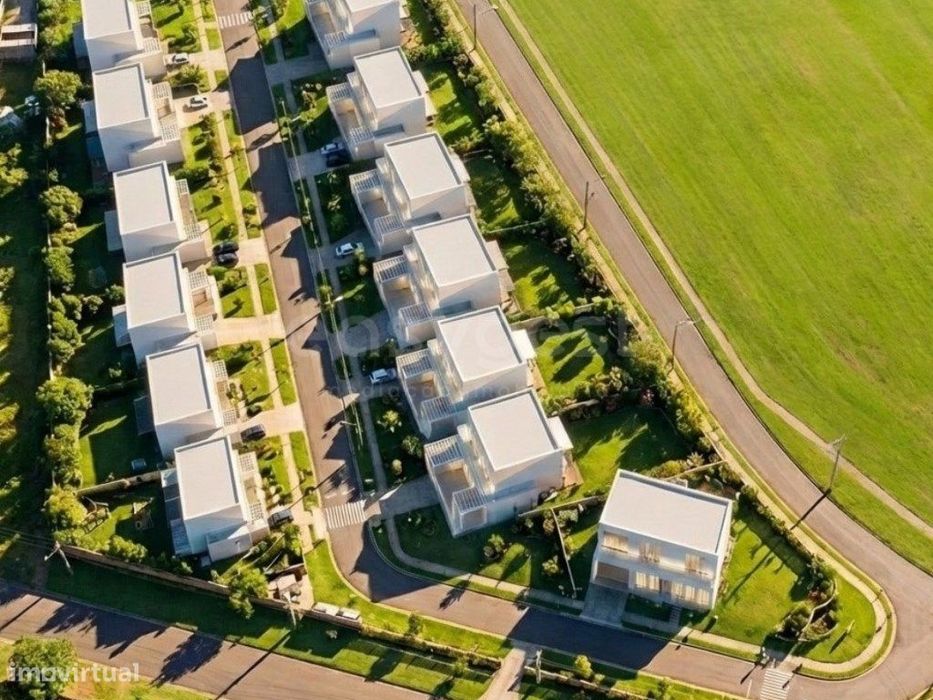 Lote 465 m2 para construção de moradia com 2 pisos e garagem em Tor...