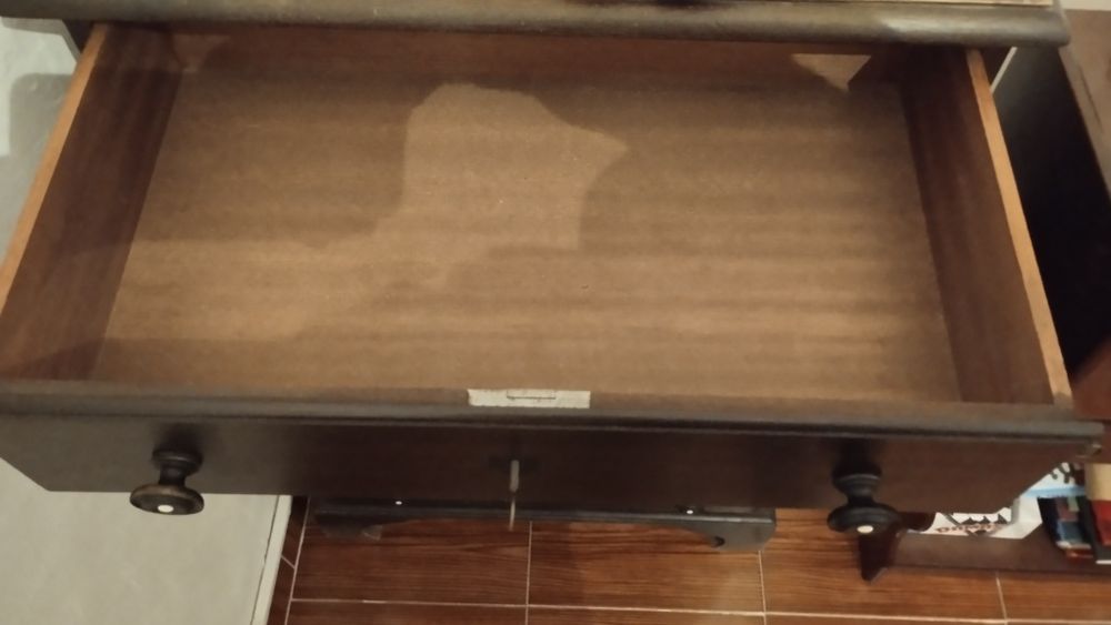 Camiseiro em madeira