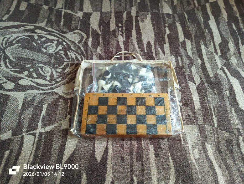 Шахматы,шашки,домино карболит - времён СССР 1979 год,доска 36 на 36 см