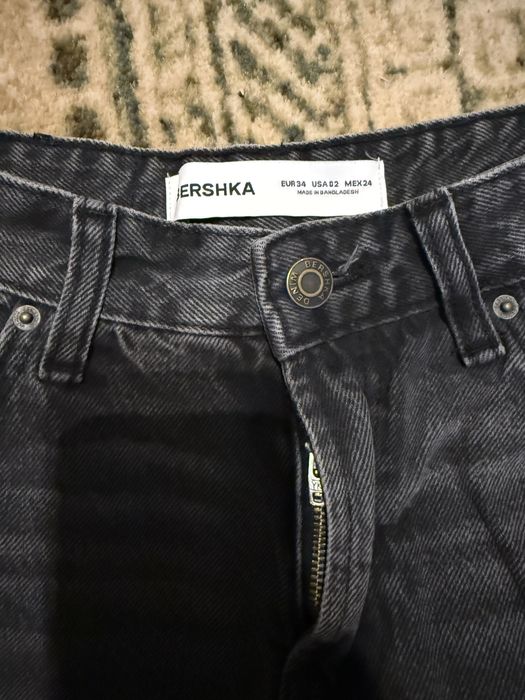 Krótkie dżinsowe spodenki w kolorze czarnym Bershka