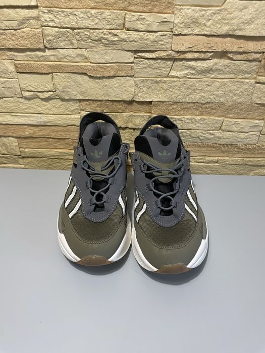 Кросівки adidas.