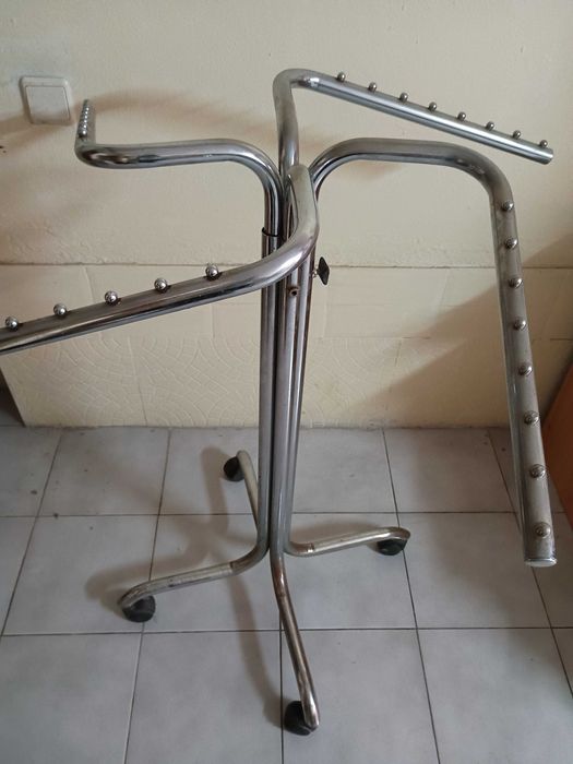 EXPOSITOR DE ROUPA CROMADO | 4 BRAÇOS AJUSTÁVEIS | 20€