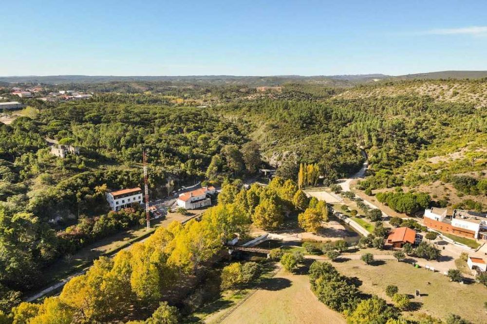 Aluga-se : Prédio AL 4 quartos + Restaurante + Bar em Praia fluvial dos olhos de água (Alviela)