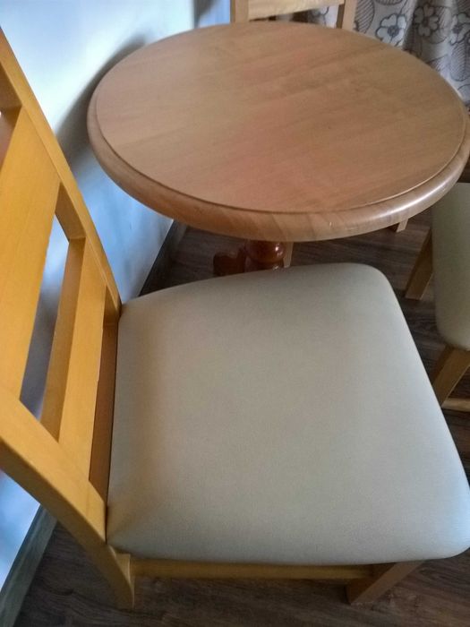 Zestaw stolik plus obniżone  krzesełka