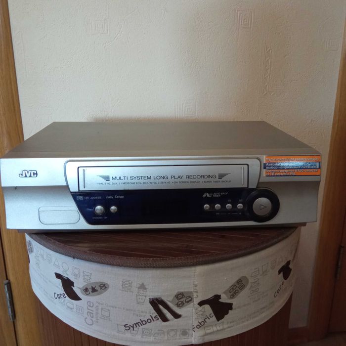 Цветной в рабочем состоянии принтер.