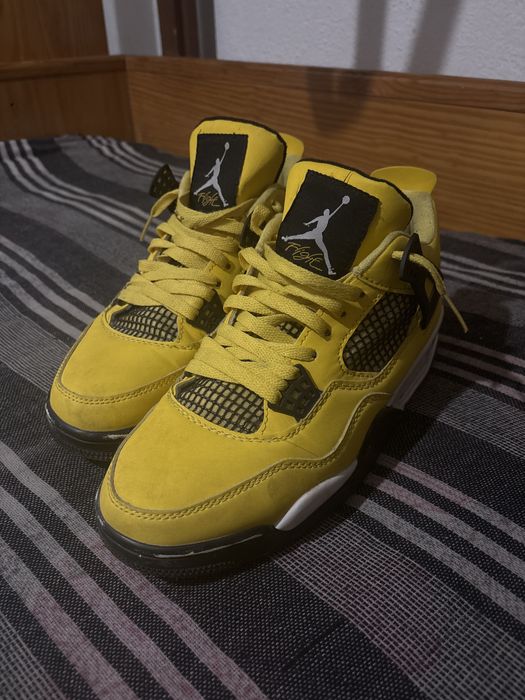Jordan 4 amarela