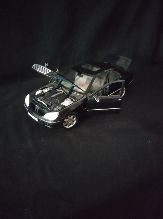 Miniatura escala 1:18 Mercedes Classe S