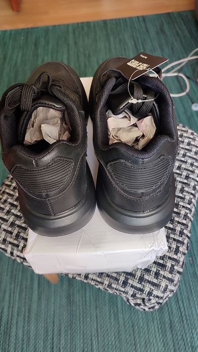 Нові кросівки весна осінь