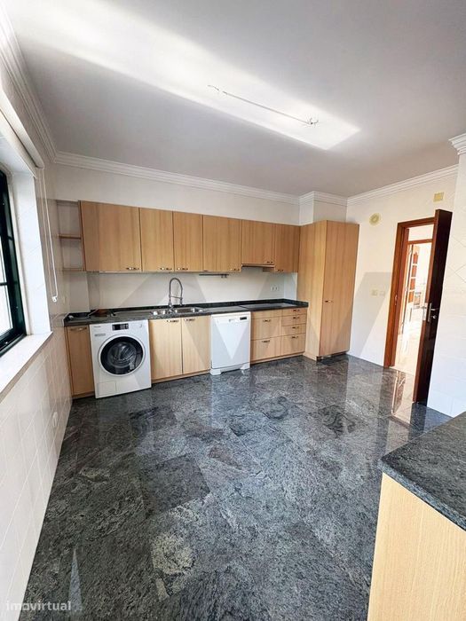 ARRENDA T3+1 Condomínio Privado | piscina, garagem e jardim centro Alc