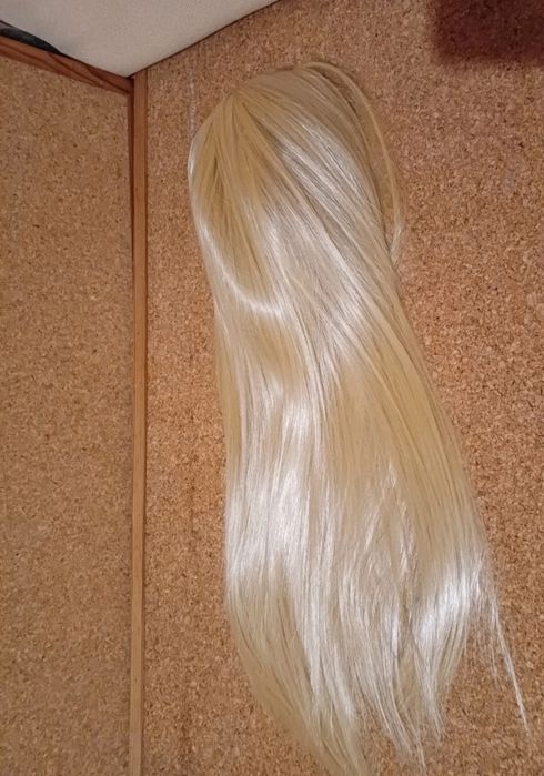 Long curly wig with bangs.
New.