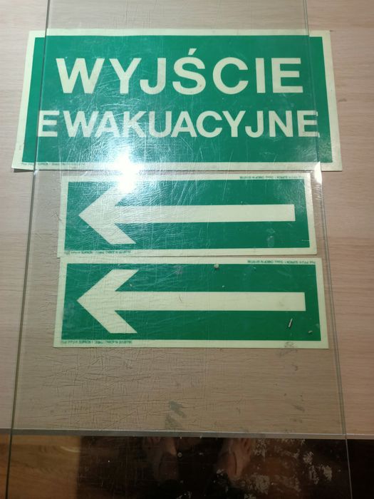 BHP przepisy wyjście ewakuacyjne strzałki
