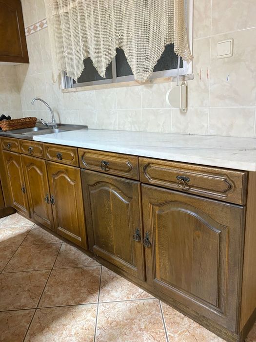 Móveis de cozinha com mesa e cadeiras. Madeira maciça