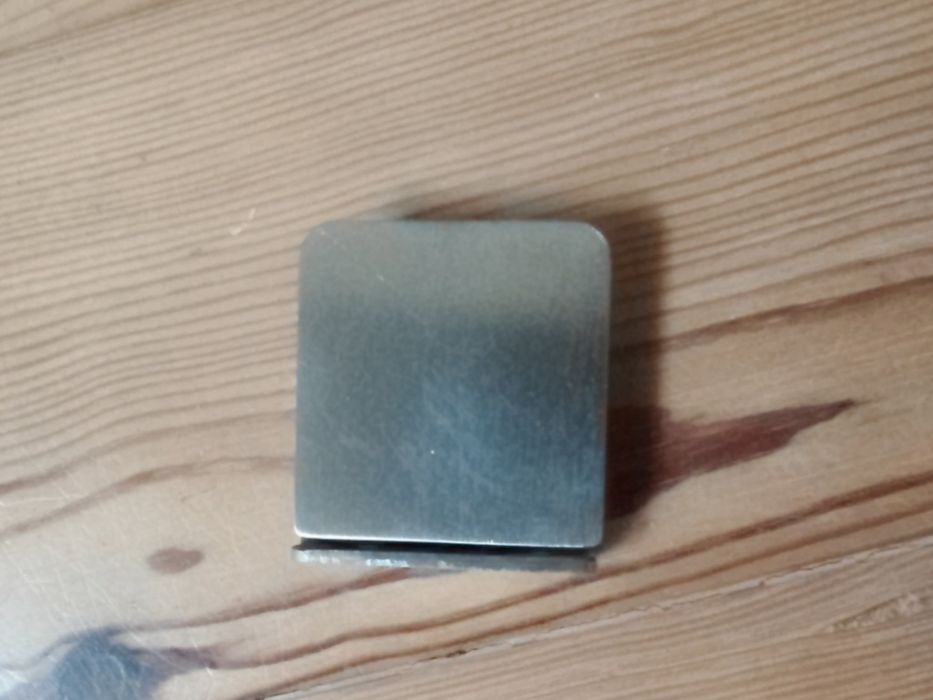 Acessório nunca usados de  inox de fixação vidro (8 a 10mm) à parede ou a outra  estrutura. Espessura da peça 2 mm